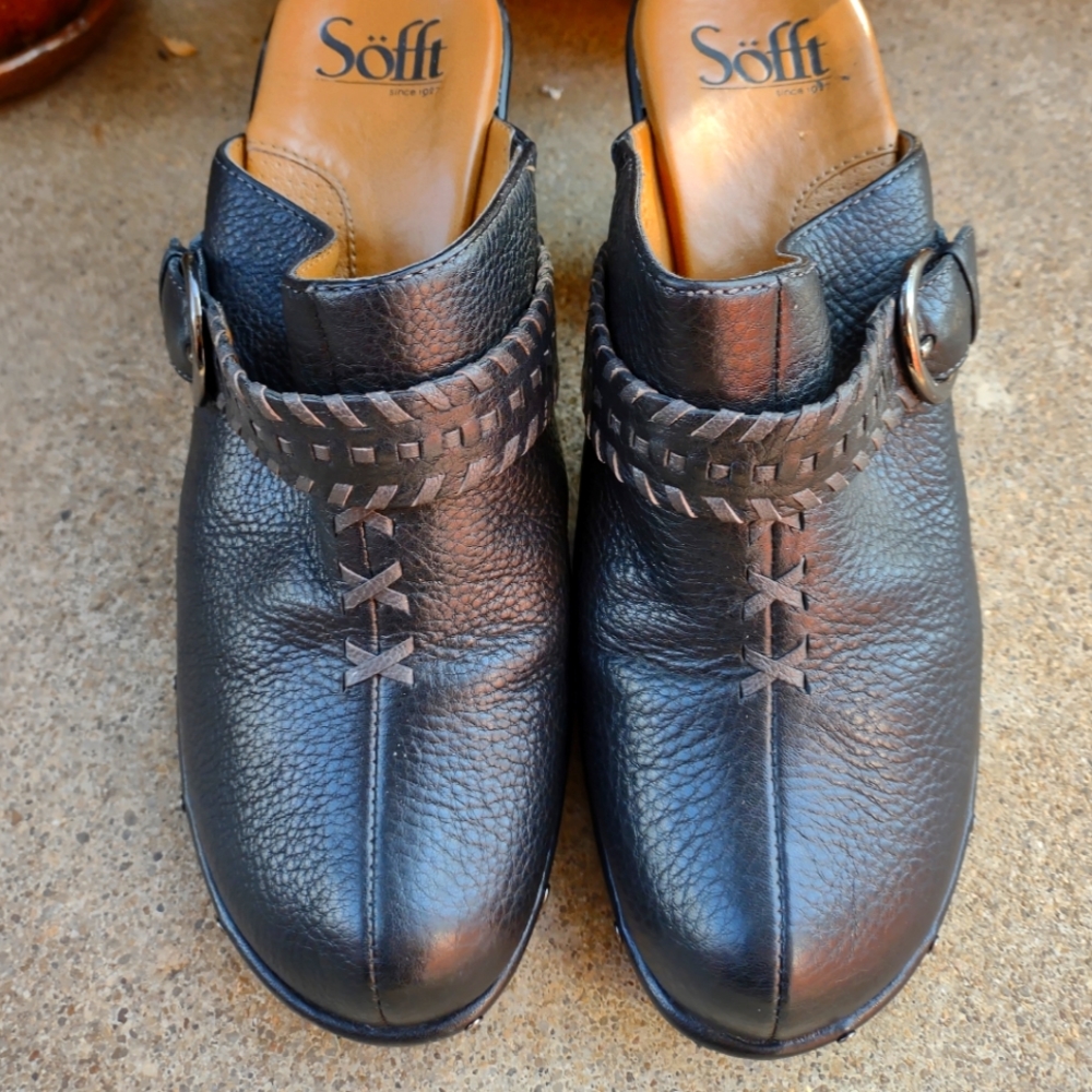 Women's Slip on Clogs 6.5  genuine leather by Sofft.